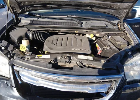 2013 Chrysler Town & Country Touring z USA, uszkodzony, nr VIN 2C4RC1BG2DR779427